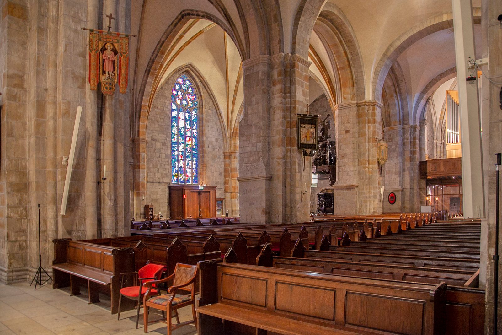 Interieur van de Plechelmusbasiliek
